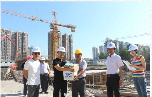 公司領(lǐng)導(dǎo)對(duì)各工地進(jìn)行防暑慰問(wèn)
